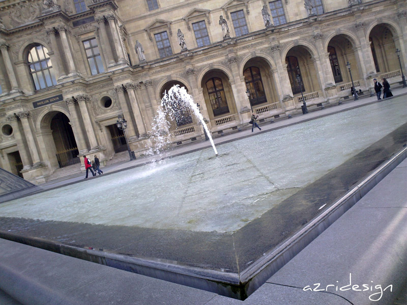 Devant les bassins du Louvre, Paris, France, 2010