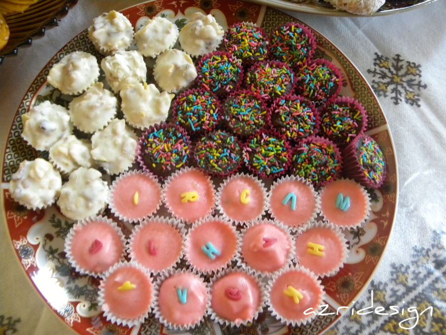 Plateau de gateaux marocains, petits fours au chocolat - Meknes, Morocco 2011